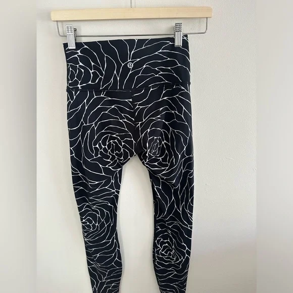 Lululemon wunder under high rise tight radiate rose black and white size 4 - Picture 2 of 5